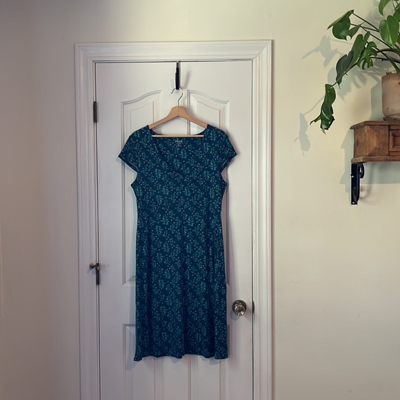 Toad&Co | Rosemarie Blue Dress, Size Large, V-Neck, Cap Sleeve, Leaves Pattern - Picture 2 of 8